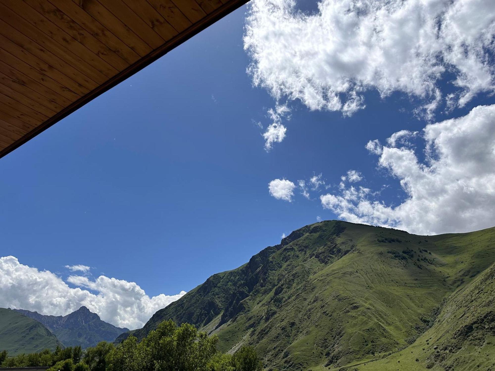 Hotel Mountime Kazbegi Exterior foto